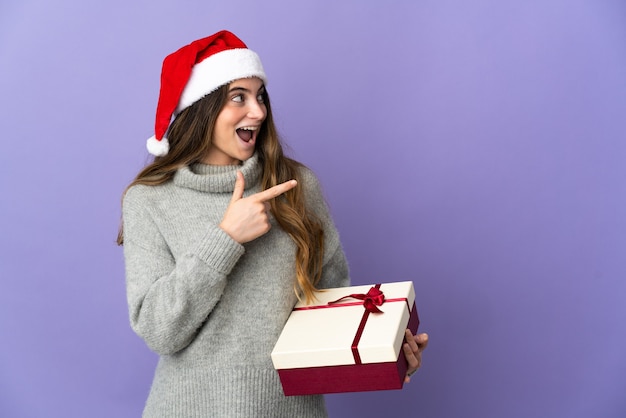 Donna con il cappello di natale che tiene i regali