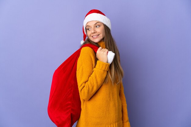 クリスマスの帽子とサンタバッグを持つ女性