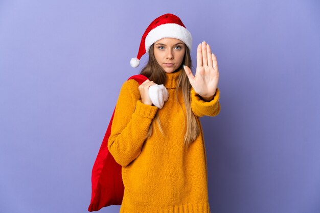 クリスマスの帽子とサンタバッグを持つ女性