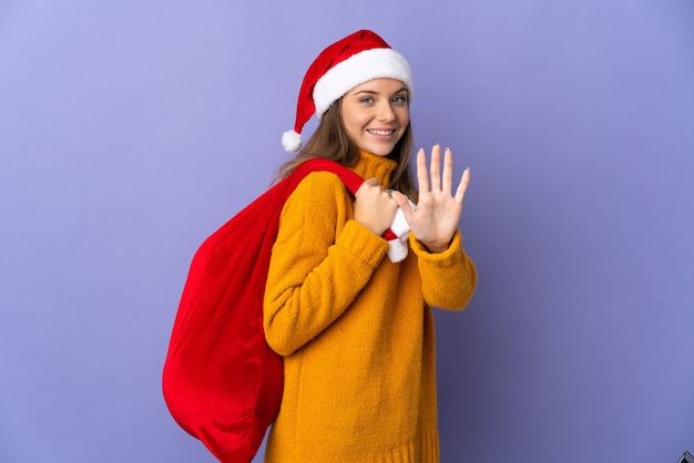 クリスマスの帽子とサンタバッグを持つ女性