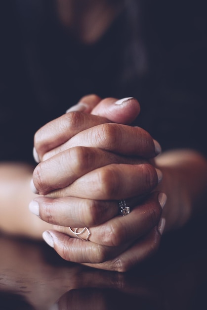 Photo woman with clasped hands