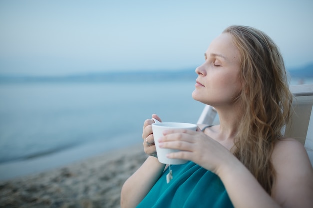 女、閉じられた、目、茶、楽しむ、お茶