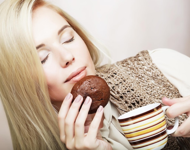 写真 コーヒーとクッキーを持つ女性