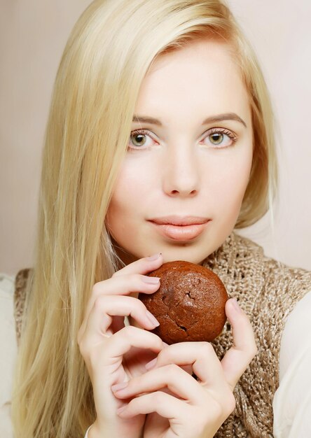 コーヒーとクッキーを持つ女性