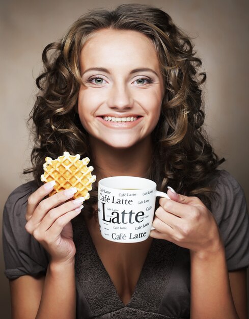 Donna con caffè e biscotti