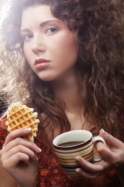 Женщина с кофе и печеньем