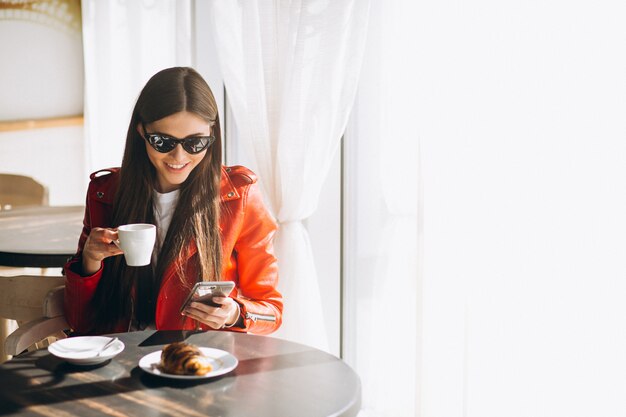 女性、コーヒー、クロワッサン