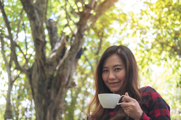 Donna con una tazza di caffè