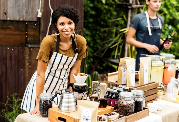 Photo woman with coffee fresh brew stall shop