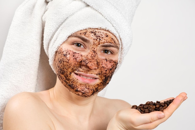Foto una donna con una maschera al caffè o uno scrub sul viso