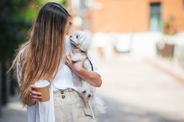 Donna con caffè all'aperto sul lungomare