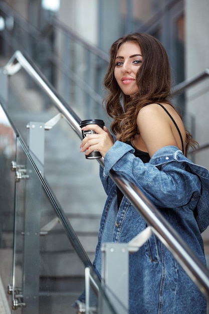 Donna con caffè per strada