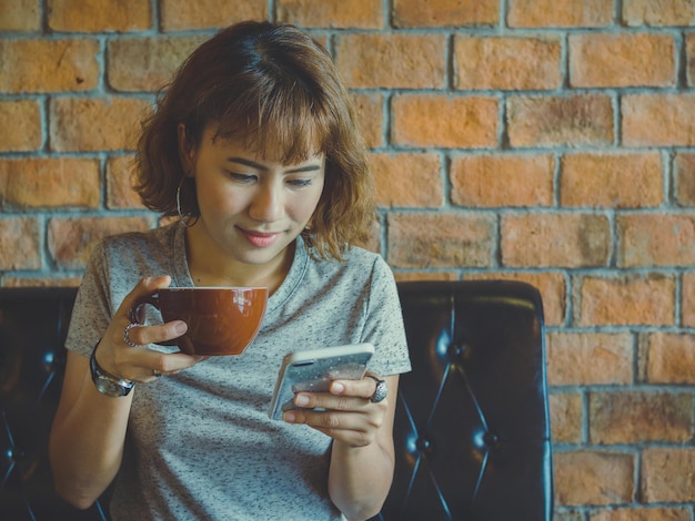 写真 コーヒーを飲んだ女性