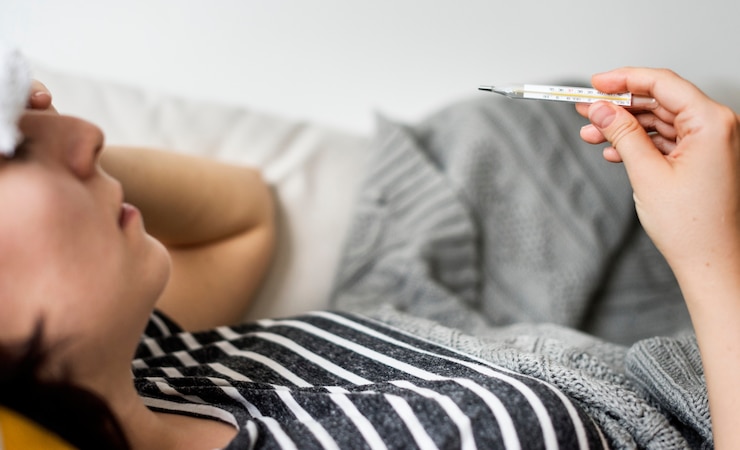 Photo woman with a cold and high fever
