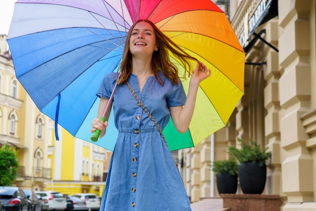 市内中心部でカラフルな傘を持つ女性