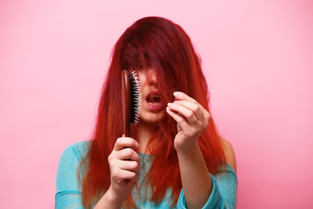 Donna con un pettine e capelli problematici