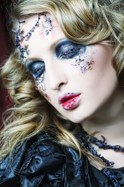 Foto donna con trucco creativo. tema di halloween.