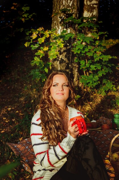 Foto donna con una tazza di caffè.