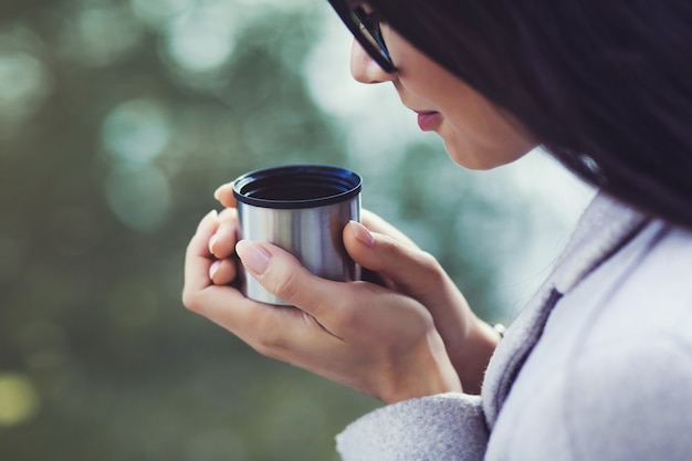 お茶を一杯の女性