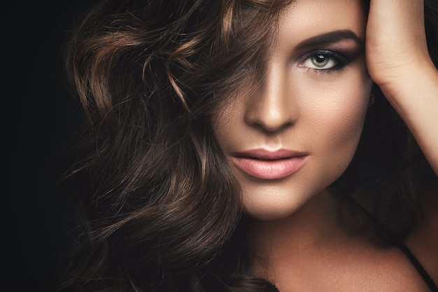 Photo woman with curly hair and beautiful make-up