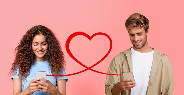 Una donna con i capelli ricci in una camicia blu sorride al suo telefono mentre un uomo in giacca guarda giù