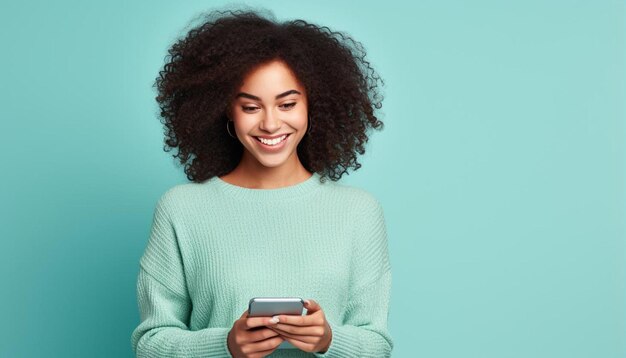 Photo a woman with curly hair is holding a phone