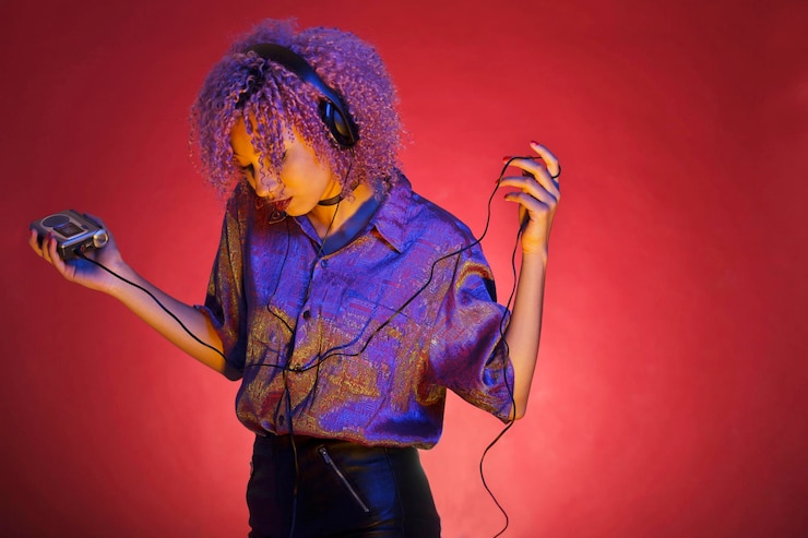 Photo woman with curly hair listening music against red background