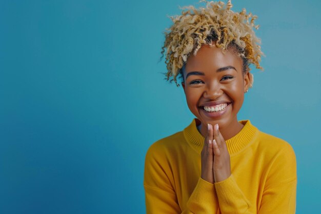 Photo a woman with curly hair and a yellow sweater