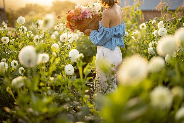 Donna con dalie alla fattoria dei fiori