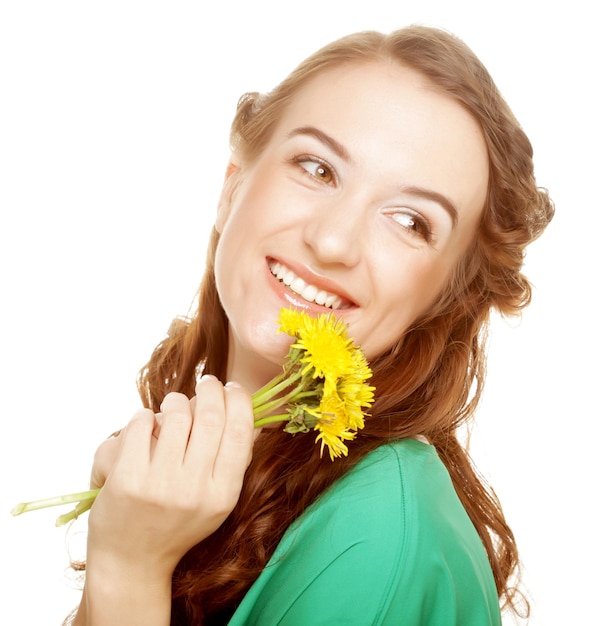 タンポポの花束を持つ女性