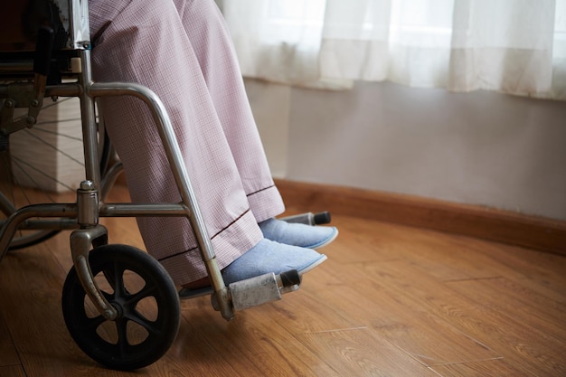 휠체어에 앉아 있는 장애 여성