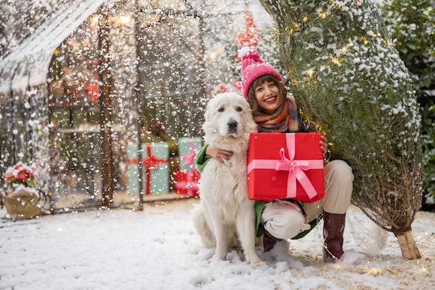 犬を連れた女性が冬休みを祝う