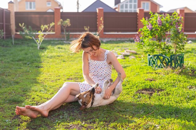 Photo woman with dog on field