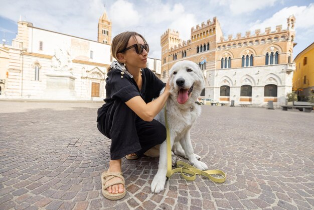 イタリアのマレンマ地方の中心部、グロッセートの町で犬を飼っている女性