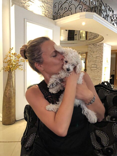 Photo woman with dog at home