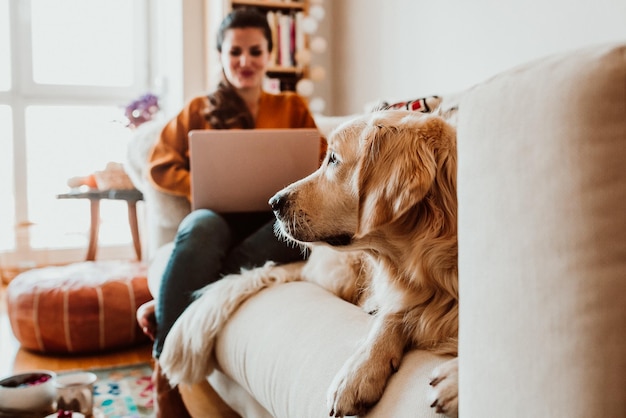 Foto donna con il cane a casa