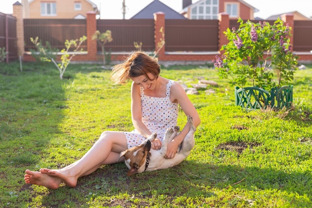 写真 野原で犬を飼っている女性