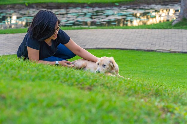 写真 野原で犬を飼っている女性