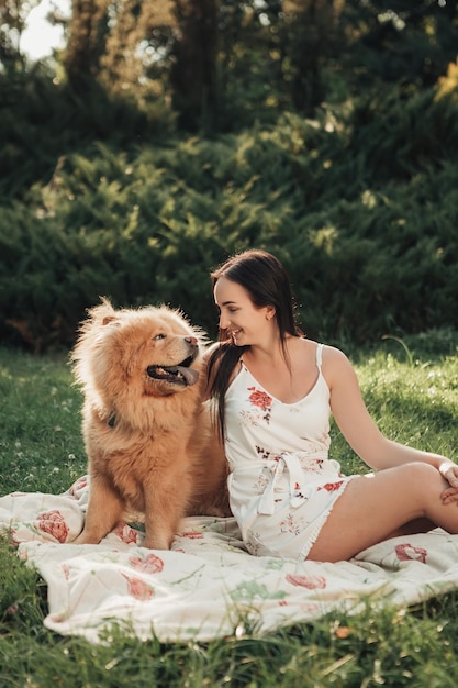 Donna con cane nel parco