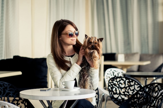 レストランで犬を持つ女性