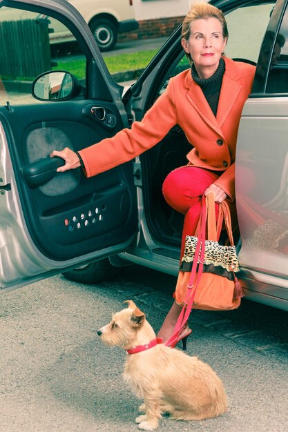 Photo woman with dog sitting in car