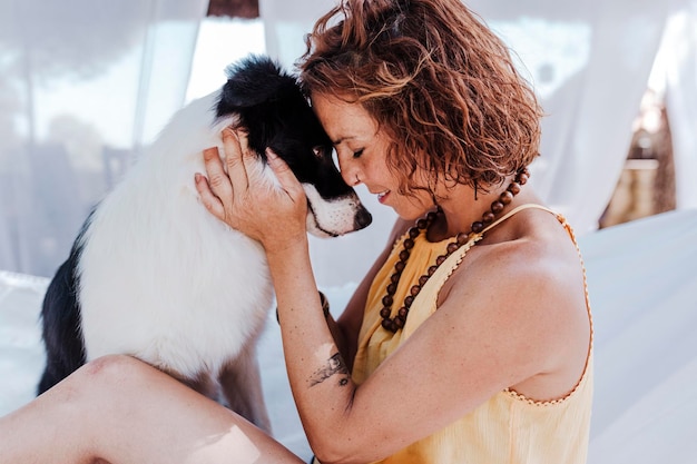 Foto donna con il cane seduta su un'amaca