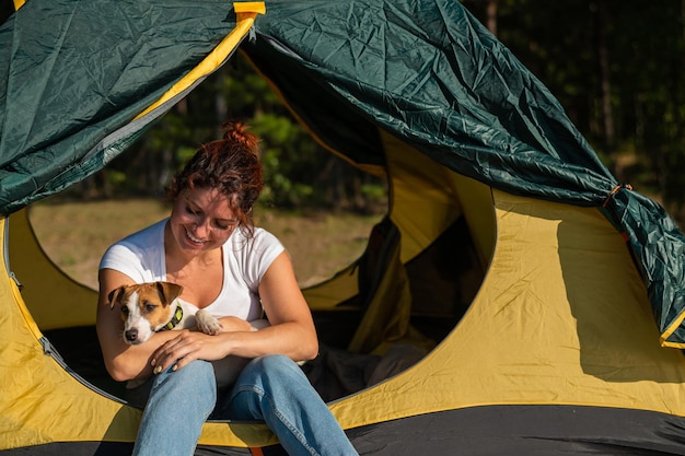 Photo woman with dog sitting outdoors