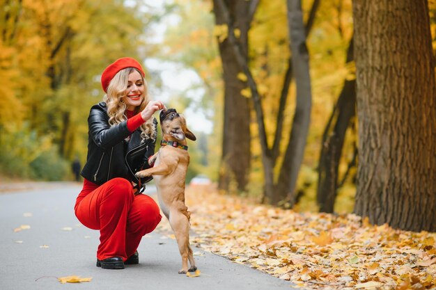 Женщина с собакой гуляет в парке