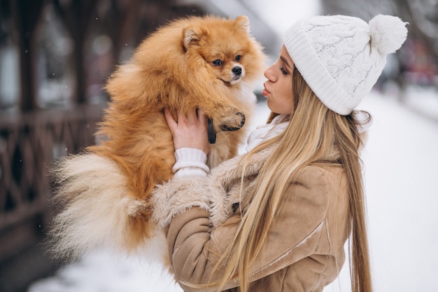 冬に犬を持つ女性