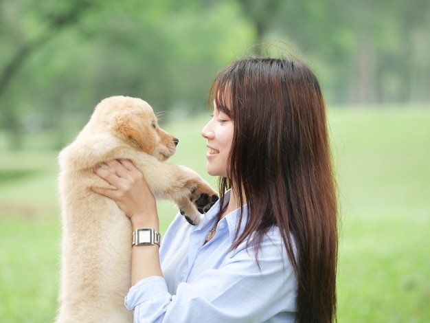 사진 개 를 들고 있는 여자