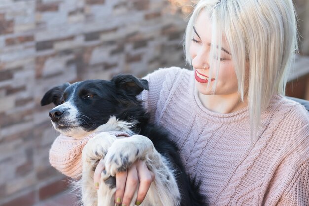 写真 犬を持った女性