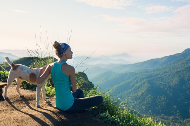 Photo a woman with a dog