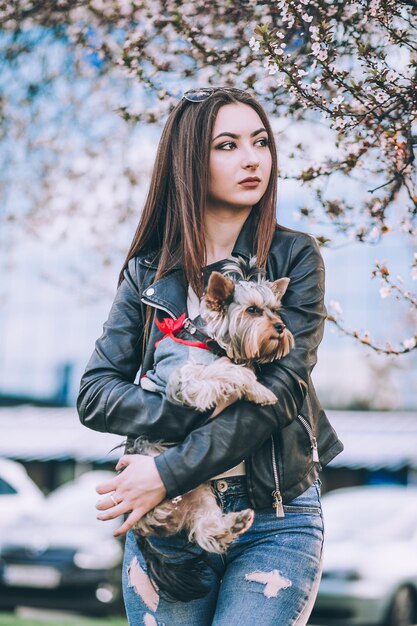 犬を持つ女性