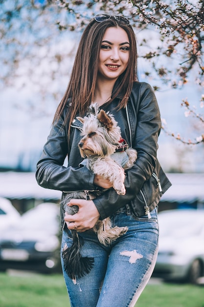 犬を持つ女性